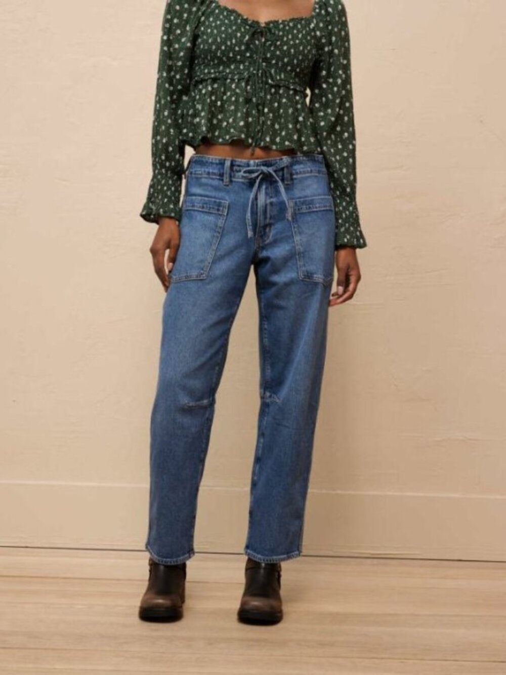 American Eagle Women’s Drawstring Barrel Mid Rise Jeans. Size 0 short.